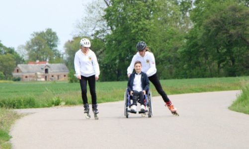 Maraton na rolkach przez 27 dni. Jadą z pomocą dla chłopca, który nie czuje bólu