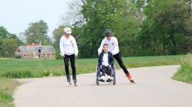 Maraton na rolkach przez 27 dni. Jadą z pomocą dla chłopca, który nie czuje bólu Styl życia, LIFESTYLE - Dwójka rolkarzy - rekordzistów Polski, Agata i Wojtek Miszewscy z Oleśnicy, podejmuje kolejne, charytatywne wyzwanie. Codziennie od 1 do 27 czerwca pokonują na rolkach dystans maratonu. Żeby zebrać pieniądze na operację 12-letniego Krystiana. Chłopca, który nie czuje bólu.