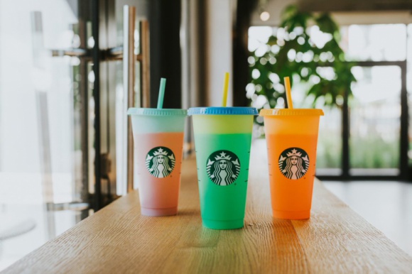 Letnie nowości Starbucks - Kubki zmieniające kolor! Styl życia, LIFESTYLE - W letniej ofercie Starbucks Polska pojawiły się długo wyczekiwane nowości! Poza limitowaną edycją zmieniających kolor wielorazowych kubków, które już teraz podbijają Europę, w kawiarniach można znaleźć ulubiony amerykański S?mores Frappuccino z dodatkiem pianek marshmallow.