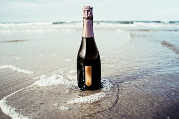 Prosecco, szampan, cava i lambrusco, czyli o winach musujących na lato Styl życia, LIFESTYLE - Wina musujące to synonim wakacyjnej przyjemności. Są delikatne, finezyjne, orzeźwiające i najlepiej smakują po solidnym schłodzeniu.