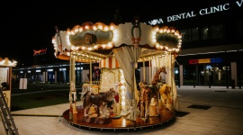 Prosto z Francji na Wilanów ? niezwykła karuzela w Vis ? Vis! Styl życia, LIFESTYLE - Paryski Disneyland, park Motiongate w Zjednoczonych Emiratach Arabskich czy dziedziniec Luwru z karuzelą, na której siedziała Kate Moss podczas pokazu mody marki Louis Vuitton. Co łączy te miejsca?