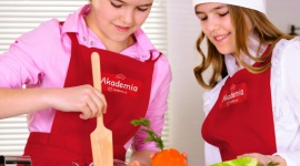 Od szkolnej ławki do wspólnego stołu ? finał programu Akademia Uwielbiam Styl życia, LIFESTYLE - Dobiegła końca kolejna edycja ogólnopolskiego programu edukacyjnego Akademia Uwielbiam. Ponad 185 tysięcy uczniów klas VI-VIII poznało w niej zasady prawidłowego komponowania posiłków oraz tajniki zbilansowanego i wartościowego gotowania.