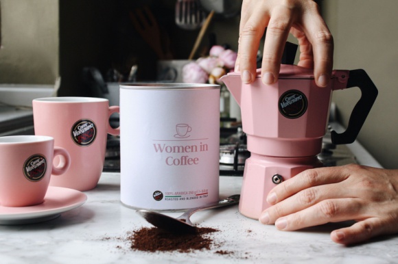 Women in Coffee: wsparcie z Polski Styl życia, LIFESTYLE - Nie każdy zdaje sobie sprawę z tego, że kobiety odgrywają fundamentalną rolę w łańcuchu produkcji kawy. W krajach rozwijających się stanowią 70% siły roboczej na plantacjach. W całym sektorze przemysłu kawowego na różnych stanowiskach pracują 32 miliony kobiet.