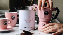 Women in Coffee: wsparcie z Polski Styl życia, LIFESTYLE - Nie każdy zdaje sobie sprawę z tego, że kobiety odgrywają fundamentalną rolę w łańcuchu produkcji kawy. W krajach rozwijających się stanowią 70% siły roboczej na plantacjach. W całym sektorze przemysłu kawowego na różnych stanowiskach pracują 32 miliony kobiet.