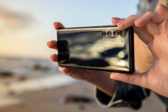 4 porady jak zrobić piękne zdjęcia z wakacji smartfonem Styl życia, LIFESTYLE - Jaka jest różnica między lustrzanką a smartfonem? Z lustrzanki nie można dzwonić... Współczesne smartfony wyposażone są w tak dobre zestawy aparatów i oprogramowanie, że z powodzeniem każdy i każda z nas może zrobić bardzo dobrej jakości zdjęcie.