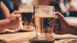 Pierwsza Kozlovna w Warszawie już otwarta! Styl życia, LIFESTYLE - W ostatni dzień lipca w Warszawie odbyło się oficjalne otwarcie pierwszej w mieście Kozlovnej. Miejsce, w którym można napić się Kozla serwowanego na kilka sposobów, późnym popołudniem przyjęło pierwszych gości. Wydarzenie uświetnił Jan Kliment oraz Maciej Chołdrych.