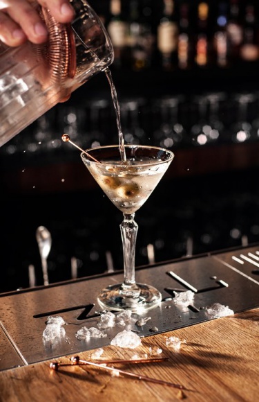 Drinki najlepszych polskich barmanów na upalną pogodę Styl życia, LIFESTYLE - Niezależnie od tego czy spędzamy wakacje w domu czy na wycieczce, warto znać przepisy, które pozwolą nam się schłodzić i poczuć jak w najlepszych barach i restauracjach. W ramach Lata Centrum Praskiego Koneser barmani przedstawiają przepisy na drinki w sam raz na upalne dni.