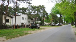 Dlaczego uciekamy z centrum miast? O zaletach życia na przedmieściach Styl życia, LIFESTYLE - Mieszkania na przedmieściach to coraz częściej wybierane inwestycje. Trend ten utrzymuje się już od paru lat - wiele osób, szukających nieruchomości na sprzedaż, decyduje się na zakup domu lub segmentu na obrzeżach miasta, zamiast w centrum