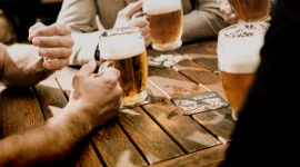 Czeski piwny piątek z marką Kozel Styl życia, LIFESTYLE - Ten piątek upłynie mieszkańcom Krakowa pod znakiem czeskiego piwa! 4 września odbędzie się w mieście piwny wieczór, podczas którego będzie można poznać rytuały barowe naszych sąsiadów. To również dobra okazja, aby skosztować najczęściej wybieranego przez Czechów piwa, Kozla!