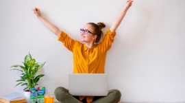 5 praktycznych porad, jak nie usnąć przed komputerem Styl życia, LIFESTYLE - Kolejny dzień w pracy, a ty już w pierwszej godzinie przed monitorem czujesz, że zaraz zaśniesz? A przecież masz do zrobienia tyle ważnych rzeczy! Oto parę niezawodnych rad, jak zachować koncentrację do samego końca długiego dnia roboczego.