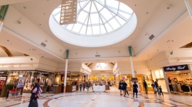 Centrum Korona wspiera lokalne stowarzyszenia i fundacje Styl życia, LIFESTYLE - Produkty i akcesoria do pielęgnacji i higieny osobistej, 15 kartonów z odzieżą oraz środki do walki z koronawirusem trafiły w listopadzie do fundacji ?Kolorowe Dni? oraz stowarzyszeń ?Femina-Fenix? i ?Różowe Okulary?. Darowiznę przekazało Centrum Korona we Wrocławiu.