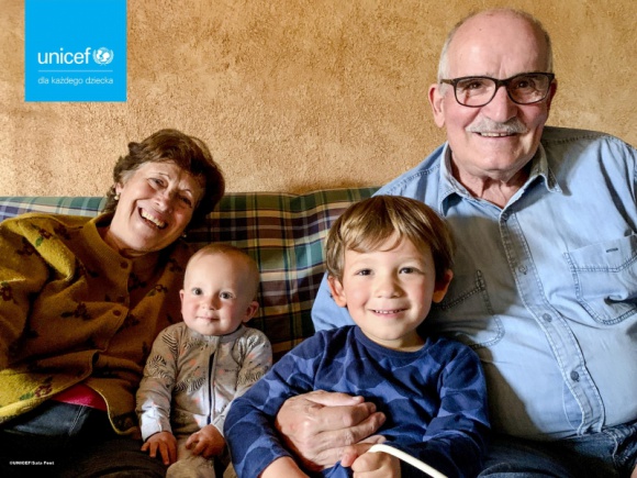UNICEF Polska: Dlaczego warto sporządzić testament? Styl życia, LIFESTYLE - Listopad to tradycyjnie miesiąc zadumy i refleksji. Rozmyślamy nad przemijaniem oraz kruchością życia. Wiele osób w tym czasie zastanawia się: co jestem w stanie przekazać następnym pokoleniom? UNICEF Polska odpowiada na to pytanie i zachęca Polaków do sporządzenia testamentu.