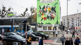 Sztuka miejska w służbie ekologii ? unikalny mural Alei Bielany we Wrocławiu Styl życia, LIFESTYLE - W Alei Bielany, na witrynach sklepowych znalazły się kolorowe ilustracje zachęcające do dokonywania proekologicznych wyborów. Centrum wychodzi z przekazem w przestrzeń miejską, tworząc mural - "Dbaj o planetę masz to w naturze".