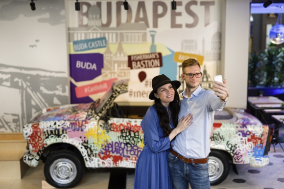 Portret współczesnych nomadów: czego szukają w hotelach? Styl życia, LIFESTYLE - Świat szybko się zmienia, podobnie jak preferencje konsumentów. Czego poszukują współcześni nomadzi, odwiedzający hotele? Liczy się design, lokalizacja czy dodatkowe atrakcje? Jak ich preferencje wpływają na rozwój hotelowej architektury?