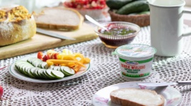 Pół żartem, pół serio ? 30 grudnia Dzień Serka Wiejskiego Styl życia, LIFESTYLE - 30 grudnia kilka lat temu zasłynął, choć nieco przypadkowo, jako Dzień Serka Wiejskiego.