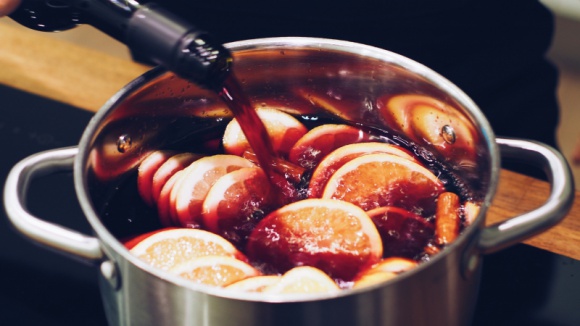 Przepisy na zimowe drinki, które rozgrzeją każdego Styl życia, LIFESTYLE - Zimowe, chłodne wieczory najlepiej spędza się w domu. Ciepły kaloryfer, koc, ulubiona świeczka zapachowa oraz przekąski ? i można nie opuszczać swojej przytulnej twierdzy. W takich momentach dobrze również zadbać o odpowiedni napój, który rozgrzeje nas też od środka.