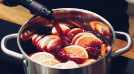 Przepisy na zimowe drinki, które rozgrzeją każdego