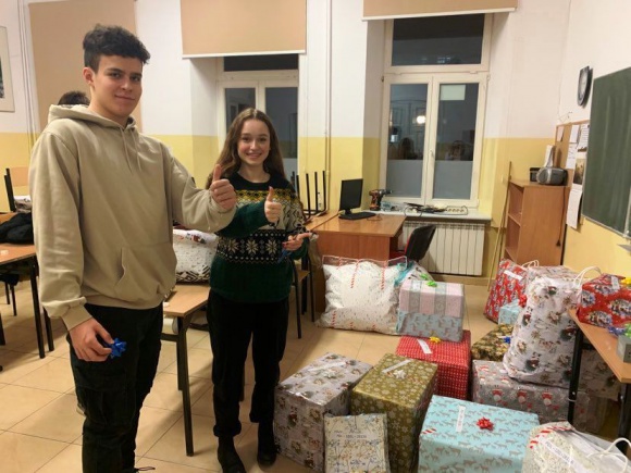 Białystok. Szkolni wolontariusze w akcji ?Szlachetna Paczka? Styl życia, LIFESTYLE - Jak co roku wolontariusze Zespołu Szkół Społecznych Fundacji Edukacji ?Fabryczna 10? pracują na rzecz akcji ?Szlachetna paczka?. A uczniowie, pracownicy szkoły i rodzice przygotowują paczkę dla potrzebującej rodziny z Czeczenii.