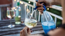 Karnawałowe drinki? Winne! Styl życia, LIFESTYLE - Wino kojarzy się raczej z powolnym sączeniem i delektowaniem, bez zbędnych dodatków ? przecież samo w sobie jest idealne. Jednak karnawał jest od szaleństw! Nawet, jeśli wyjątkowo spędzasz go w domu w piżamie, warto spróbować poszaleć chociaż z zawartością kieliszka.